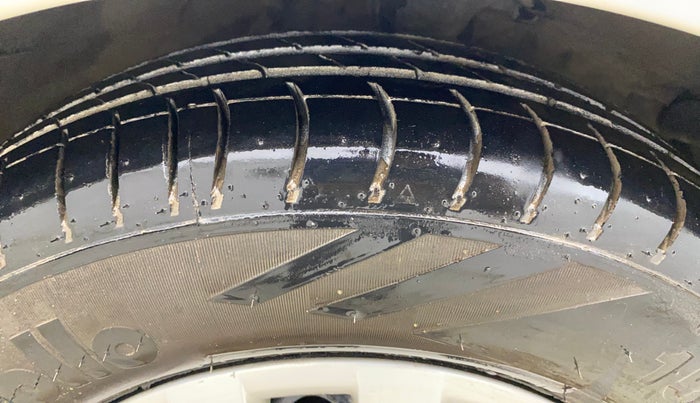 2015 Hyundai i10 SPORTZ 1.1, Petrol, Manual, 58,004 km, Right Front Tyre Tread