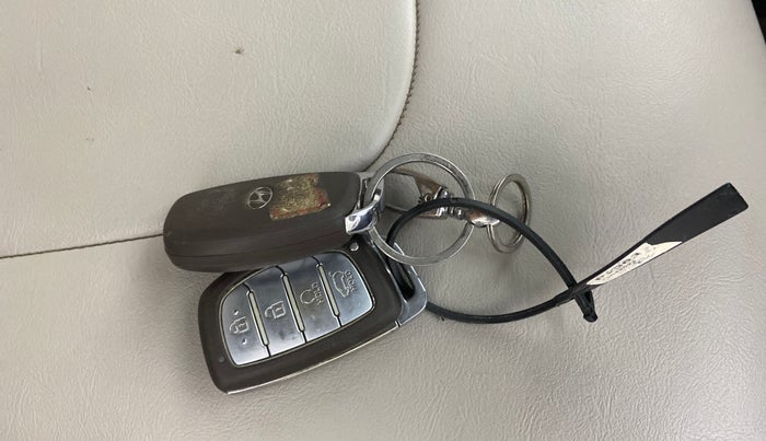 2022 Hyundai Creta SX 1.5 PETROL, Diesel, Manual, 1,02,954 km, Key Close Up