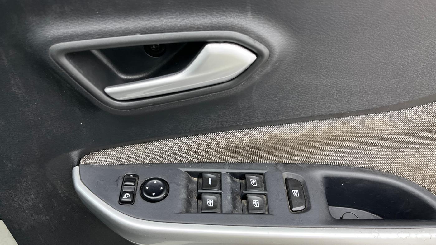 2022 Nissan MAGNITE XV DUAL TONE, Petrol, Manual, 61,055 km, Driver Side Door Panels Control