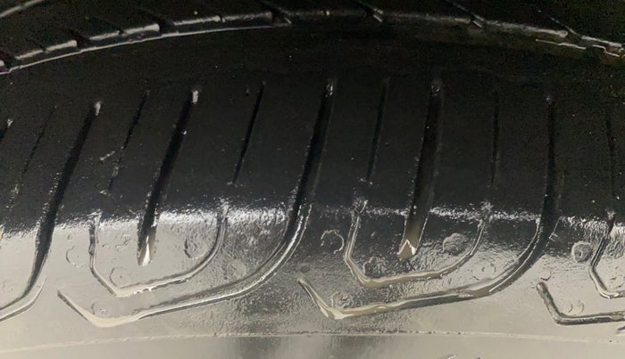 2015 Volkswagen Polo COMFORTLINE 1.2L, Petrol, Manual, 63,170 km, Left Front Tyre Tread