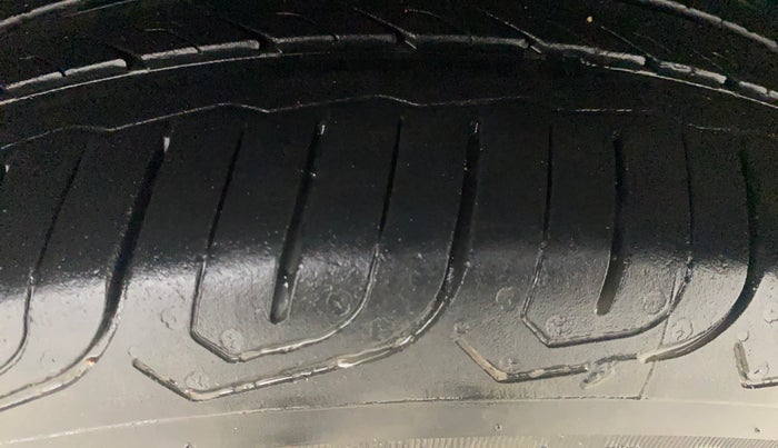 2015 Volkswagen Polo COMFORTLINE 1.2L, Petrol, Manual, 63,170 km, Left Rear Tyre Tread