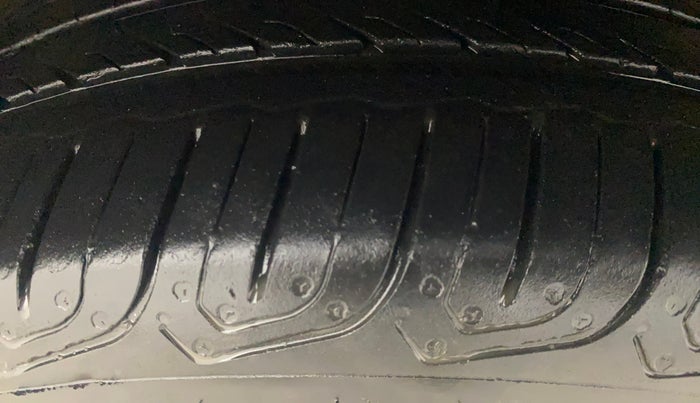 2015 Volkswagen Polo COMFORTLINE 1.2L, Petrol, Manual, 63,170 km, Right Front Tyre Tread