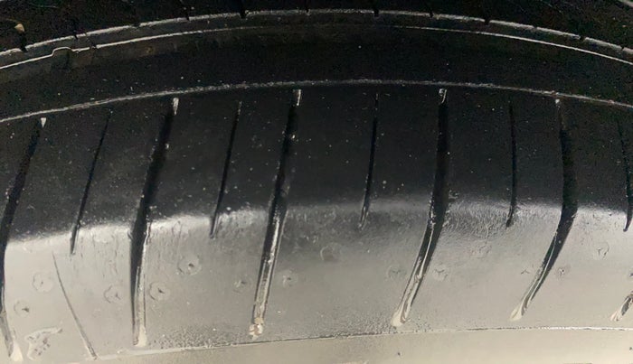 2015 Volkswagen Polo COMFORTLINE 1.2L, Petrol, Manual, 63,170 km, Right Rear Tyre Tread