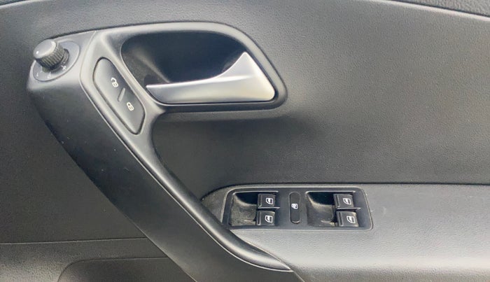 2015 Volkswagen Polo COMFORTLINE 1.2L, Petrol, Manual, 63,170 km, Driver Side Door Panels Control