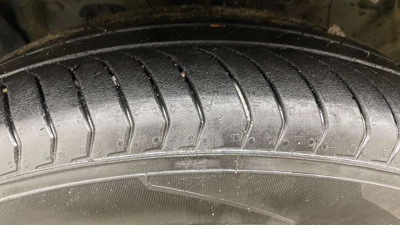 2021 Hyundai ALCAZAR 2.0 SIGNATURE (O) AT 6STR, Petrol, Automatic, 94,090 km, Left Front Tyre Tread