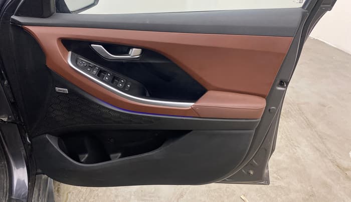 2021 Hyundai ALCAZAR 2.0 SIGNATURE (O) AT 6STR, Petrol, Automatic, 94,090 km, Driver Side Door Panels Control