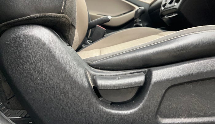 2017 Hyundai Elite i20 MAGNA EXECUTIVE 1.2, Petrol, Manual, 49,965 km, Driver Side Adjustment Panel