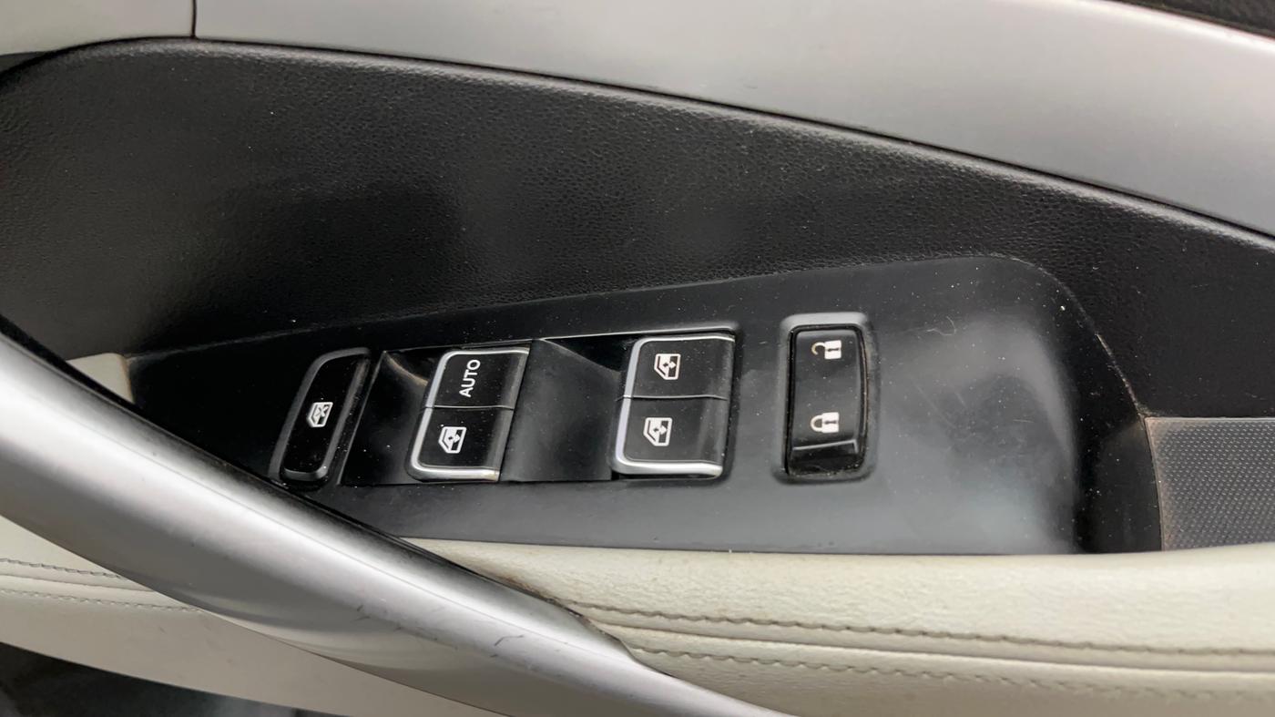 2021 MG HECTOR PLUS SUPER 1.5 PETROL TURBO HYBRID MT 7-STR, Petrol, Manual, 91,637 km, Driver Side Door Panels Control