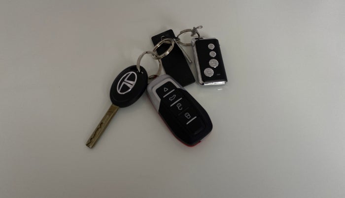 2022 Tata Tiago XM CNG, CNG, Manual, 45,892 km, Key Close Up