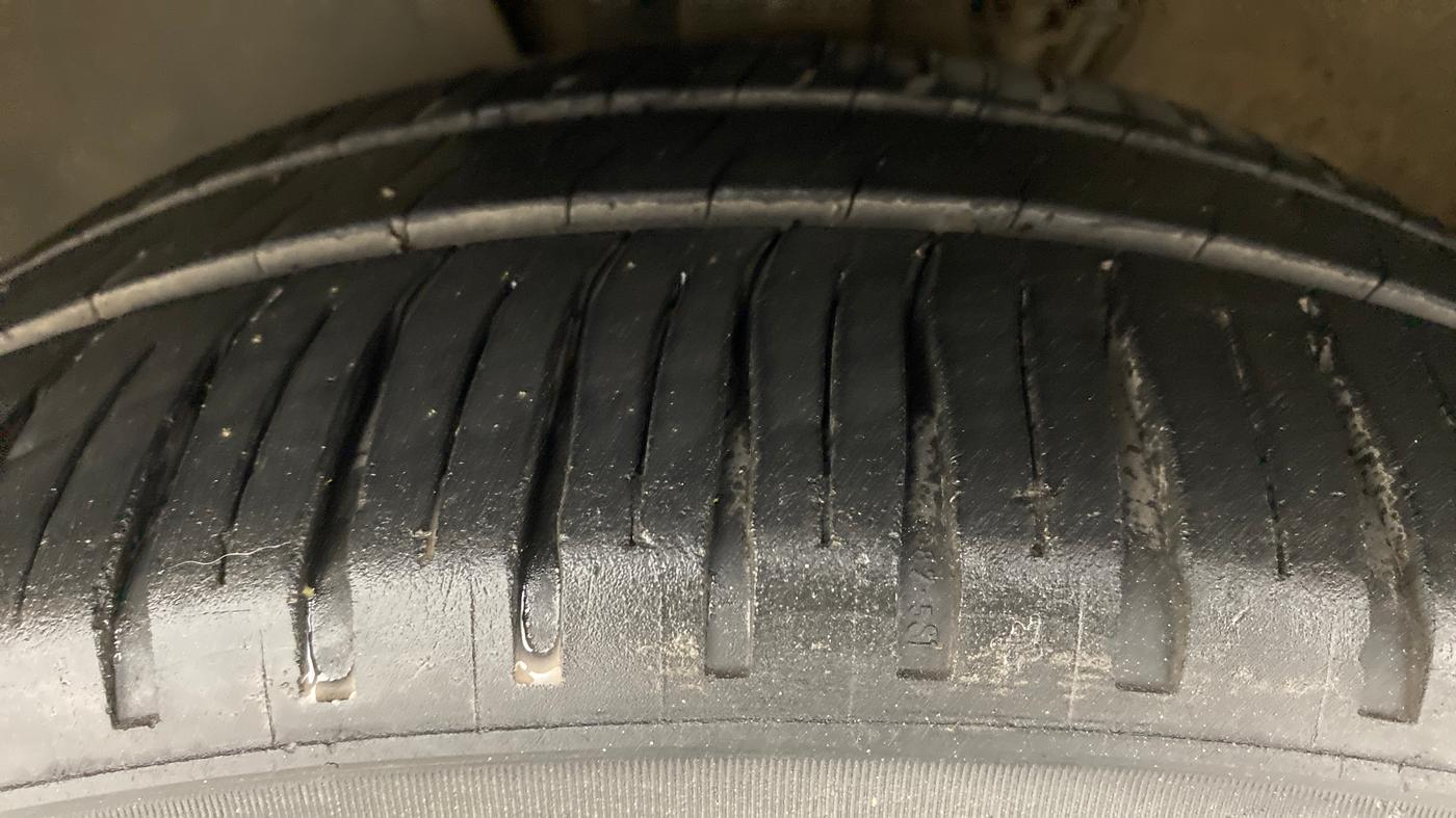 2013 Volkswagen Vento HIGHLINE DIESEL 1.6, Diesel, Manual, 89,181 km, Left Front Tyre Tread