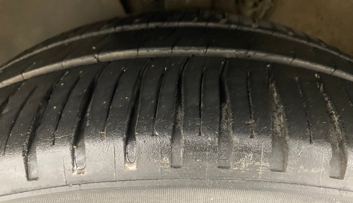 2013 Volkswagen Vento HIGHLINE DIESEL 1.6, Diesel, Manual, 89,181 km, Left Front Tyre Tread