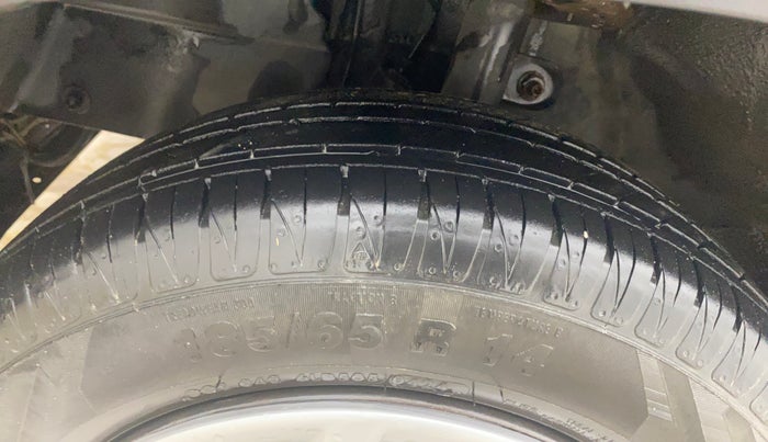 2016 Mahindra Kuv100 K6 5 STR, Petrol, Manual, 84,140 km, Left Front Tyre Tread