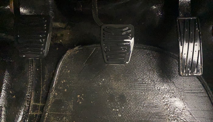 2016 Mahindra Kuv100 K6 5 STR, Petrol, Manual, 84,140 km, Pedals