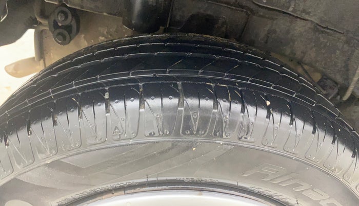 2016 Mahindra Kuv100 K6 5 STR, Petrol, Manual, 84,140 km, Right Rear Tyre Tread