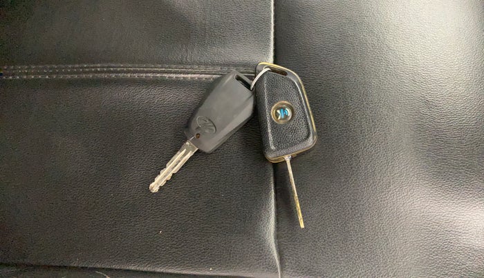 2016 Mahindra Kuv100 K6 5 STR, Petrol, Manual, 84,140 km, Key Close Up