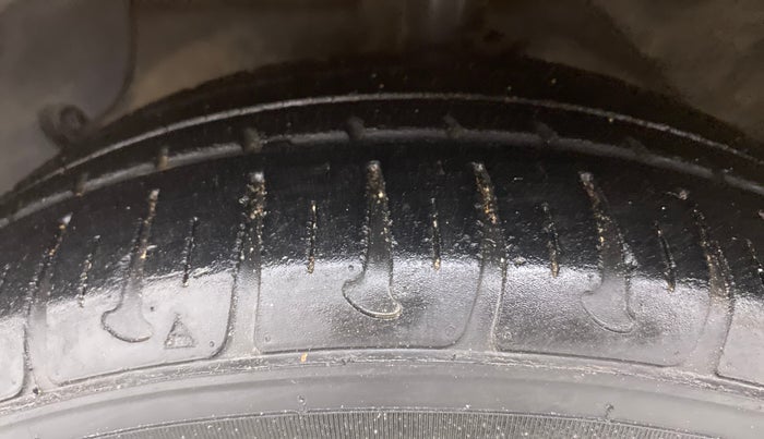 2017 Hyundai Grand i10 SPORTZ (O) AT 1.2 KAPPA VTVT, Petrol, Automatic, 23,270 km, Left Front Tyre Tread