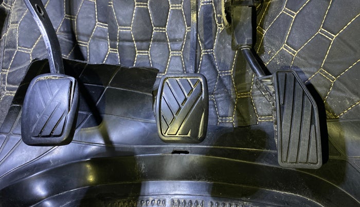 2020 Maruti Swift LXI, CNG, Manual, 94,918 km, Pedals