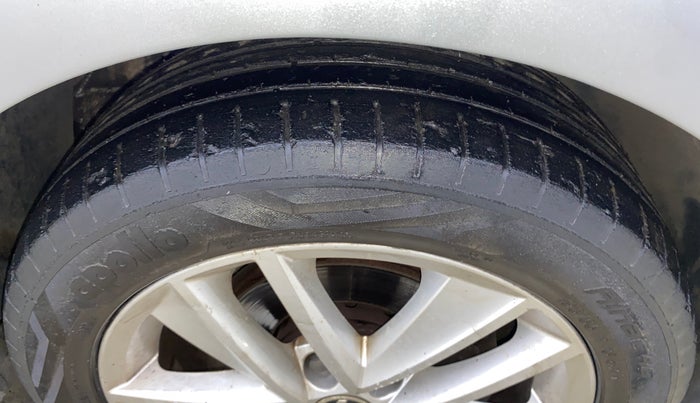 2017 Skoda Rapid STYLE 1.6 MPI AT, Petrol, Automatic, 46,339 km, Right Front Tyre Tread