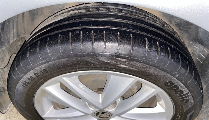 2017 Skoda Rapid STYLE 1.6 MPI AT, Petrol, Automatic, 46,339 km, Right Rear Tyre Tread