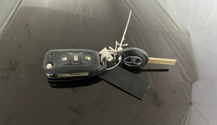 2022 Tata Tiago XZ PLUS CNG, CNG, Manual, 42,231 km, Key Close Up