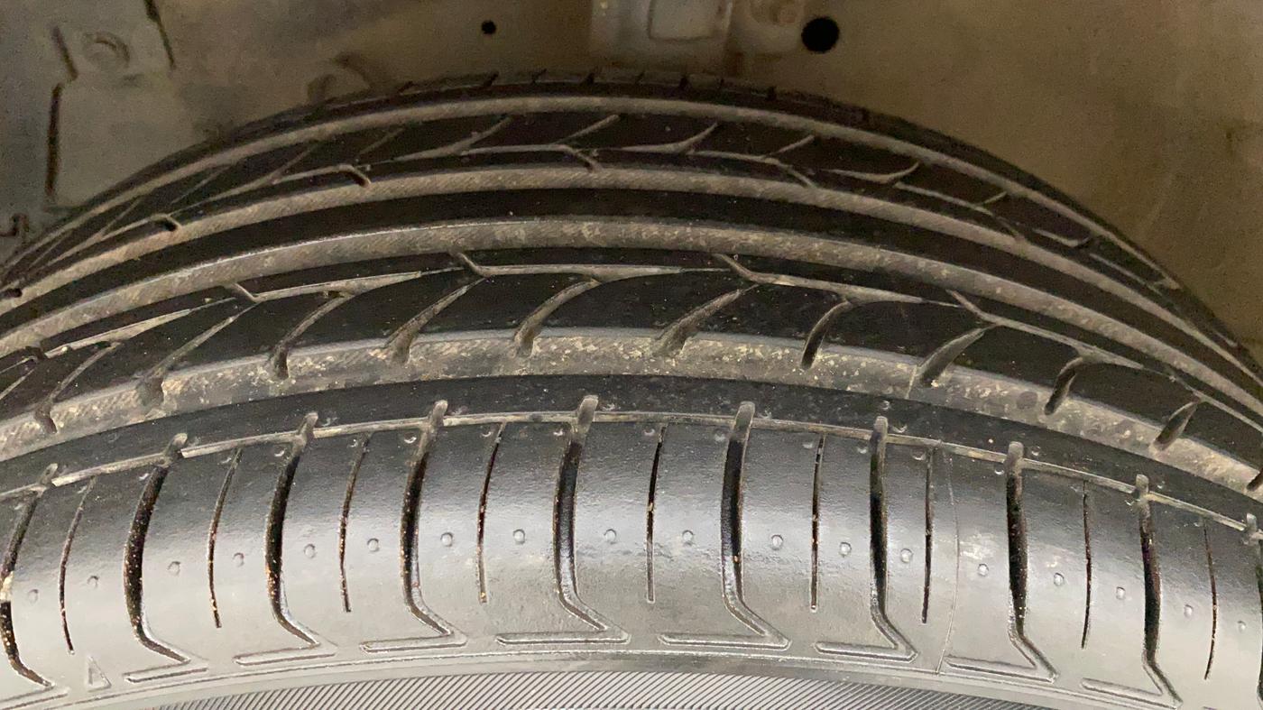 2015 Maruti Swift VXI, Petrol, Manual, 84,112 km, Left Front Tyre Tread