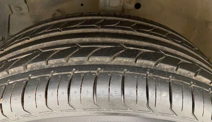 2015 Maruti Swift VXI, Petrol, Manual, 84,112 km, Left Front Tyre Tread