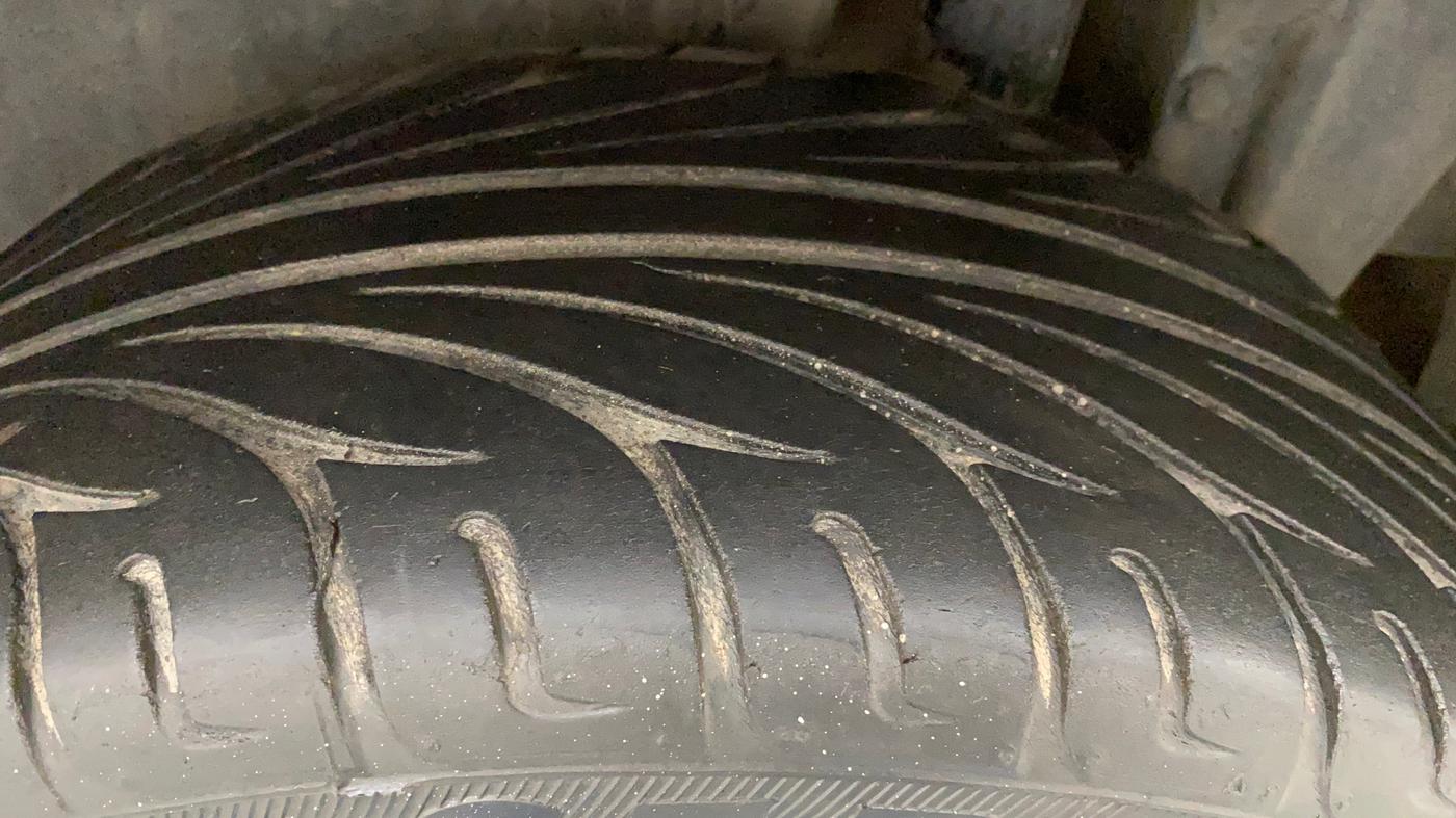 2015 Maruti Swift VXI, Petrol, Manual, 84,112 km, Left Rear Tyre Tread