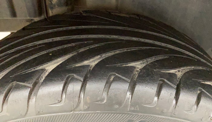 2015 Maruti Swift VXI, Petrol, Manual, 84,112 km, Right Rear Tyre Tread