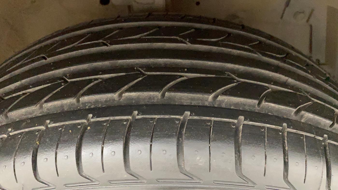2015 Maruti Swift VXI, Petrol, Manual, 84,112 km, Right Front Tyre Tread