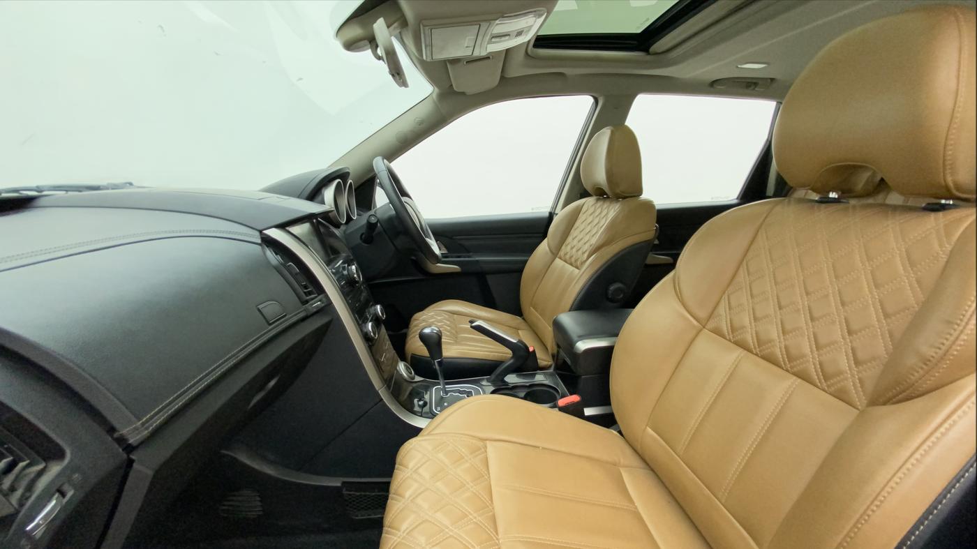 2019 Mahindra XUV500 W11 AT, Diesel, Automatic, 53,206 km, Right Side Front Door Cabin