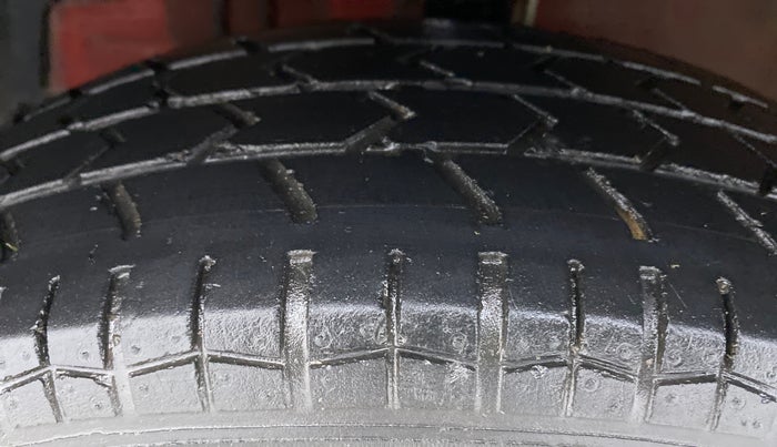 2015 Maruti Swift VXI D, Petrol, Manual, 57,451 km, Left Front Tyre Tread