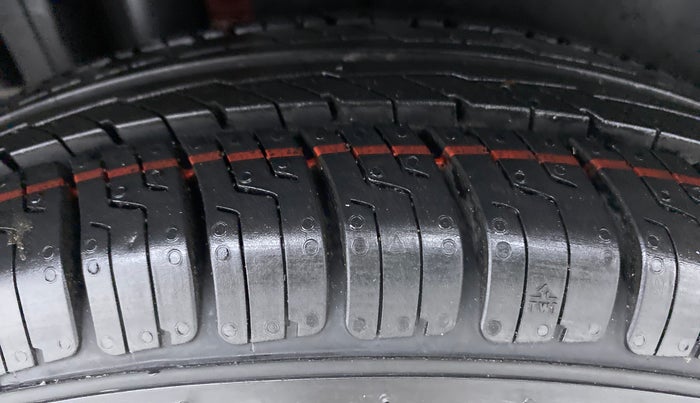 2015 Maruti Swift VXI D, Petrol, Manual, 57,451 km, Right Rear Tyre Tread