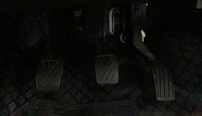 2014 Maruti Swift VDI, Diesel, Manual, 40,263 km, Pedals
