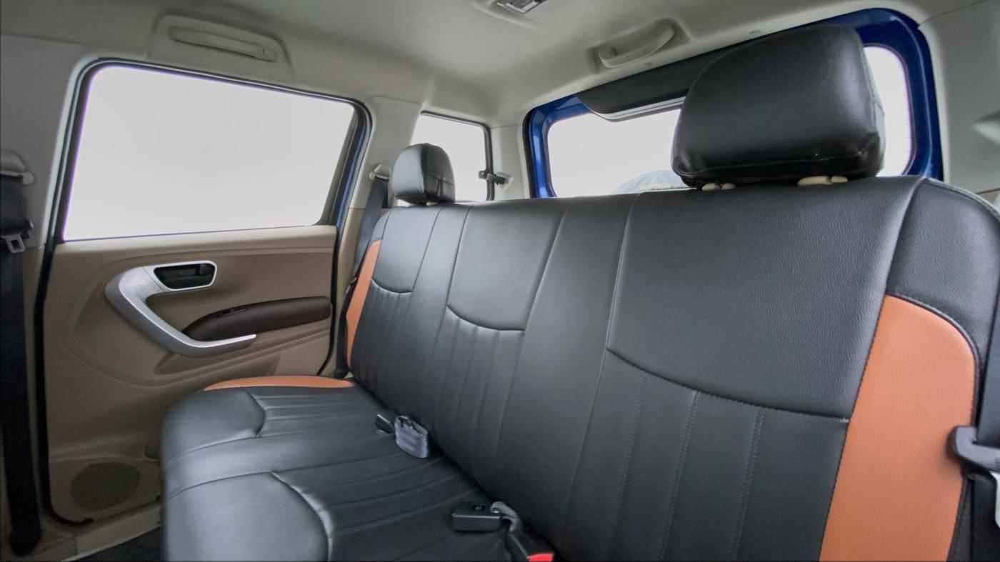 2015 Mahindra TUV300 T8, Diesel, Manual, 22,336 km, Right Side Rear Door Cabin