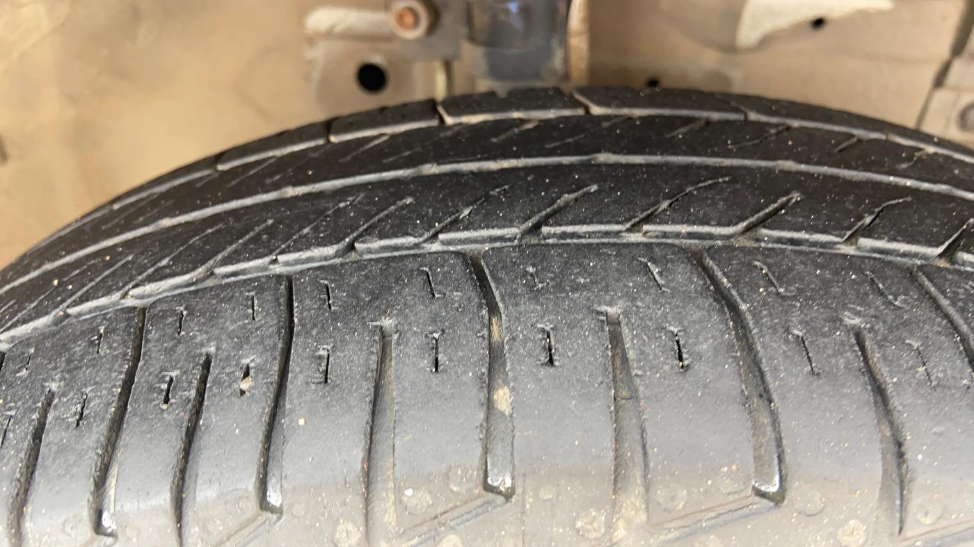 2013 Maruti Swift Dzire VXI, Petrol, Manual, 1,06,986 km, Right Front Tyre Tread