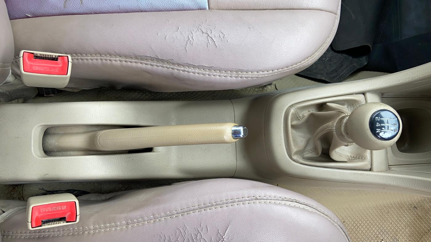 2013 Maruti Swift Dzire VXI, Petrol, Manual, 1,06,986 km, Gear Lever