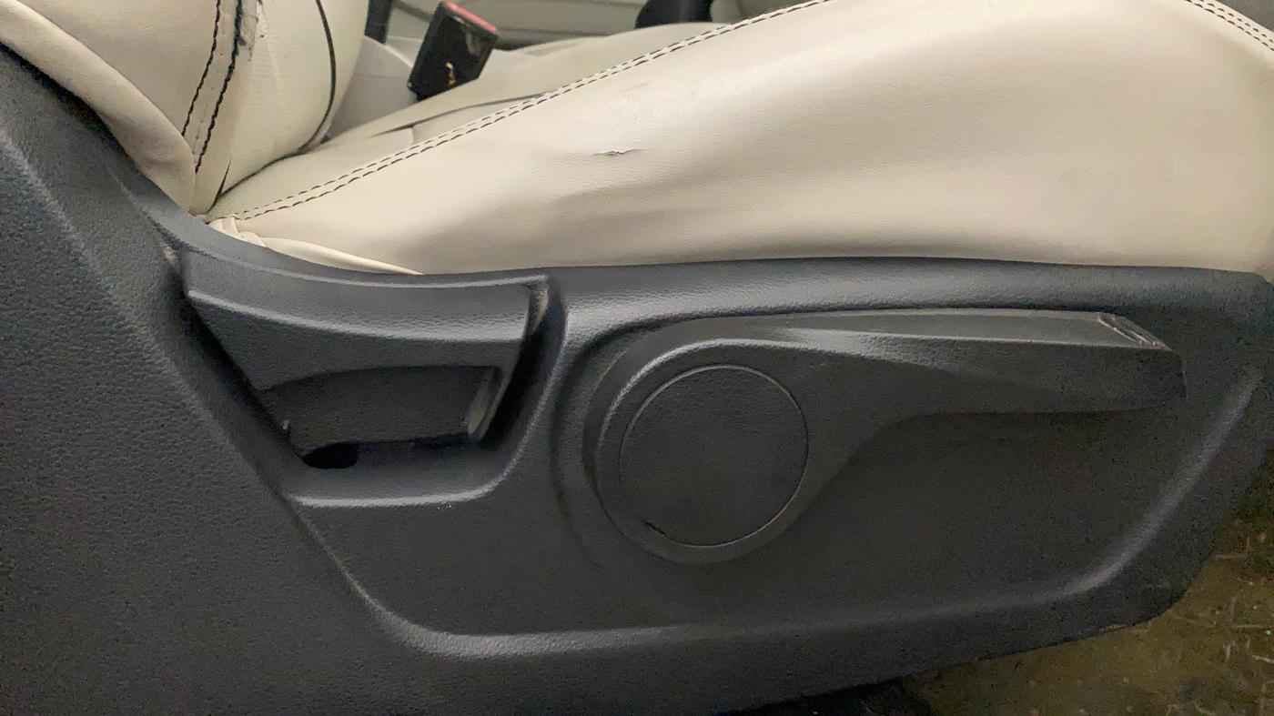 2022 Mahindra XUV300 W8 1.2 PETROL, Petrol, Manual, 41,698 km, Driver Side Adjustment Panel