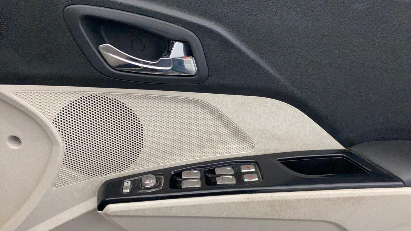 2022 Mahindra XUV300 W8 1.2 PETROL, Petrol, Manual, 41,698 km, Driver Side Door Panels Control