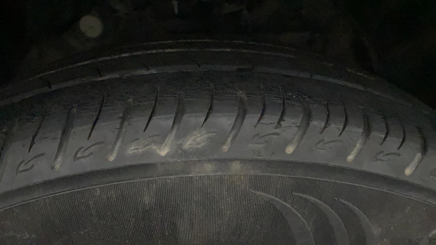 2022 Mahindra XUV300 W8 1.2 PETROL, Petrol, Manual, 41,698 km, Right Front Tyre Tread