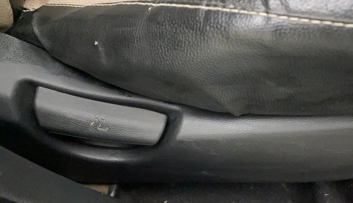 2018 Hyundai Grand i10 MAGNA AT 1.2 KAPPA VTVT, CNG, Automatic, 60,674 km, Driver Side Adjustment Panel
