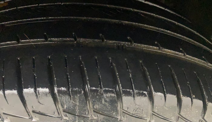 2016 Renault Duster 85 PS RXL DIESEL, Diesel, Manual, 76,902 km, Left Front Tyre Tread