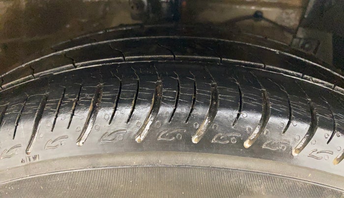 2014 Maruti Ciaz ZXI, Petrol, Manual, 78,079 km, Right Front Tyre Tread