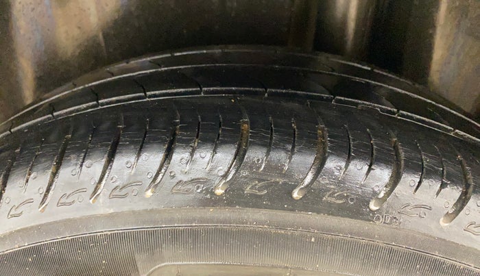 2014 Maruti Ciaz ZXI, Petrol, Manual, 78,079 km, Left Rear Tyre Tread