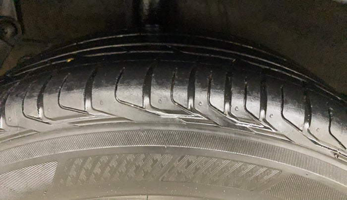 2022 KIA SONET HTX 1.5 AT, Diesel, Automatic, 1,27,467 km, Right Rear Tyre Tread