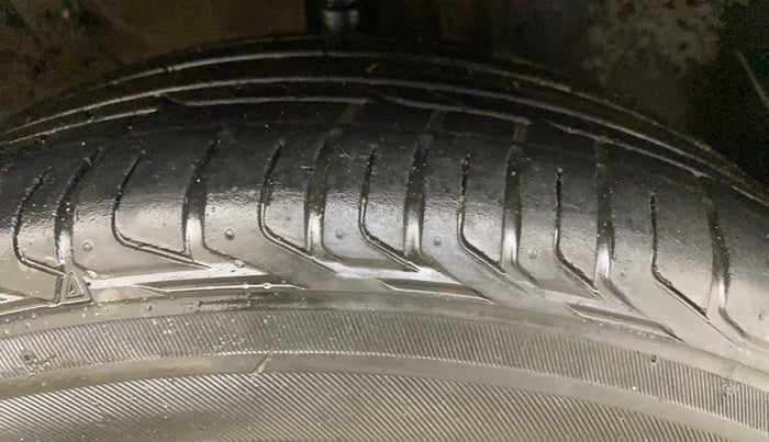 2022 KIA SONET HTX 1.5 AT, Diesel, Automatic, 1,27,467 km, Right Front Tyre Tread