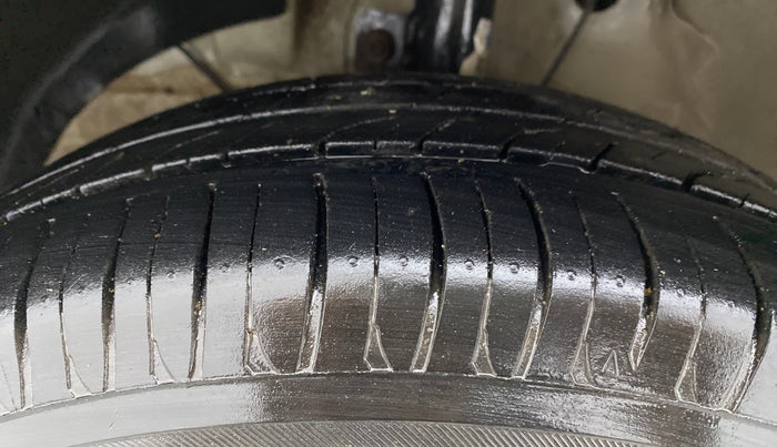 2020 Maruti Dzire VXI, CNG, Manual, 91,571 km, Left Front Tyre Tread