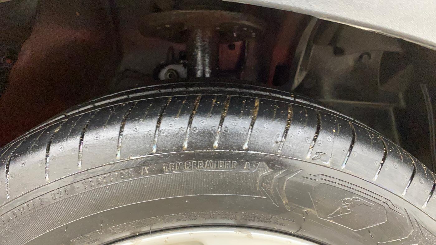 2017 Mahindra Kuv100 K8 D 6 STR, Diesel, Manual, 1,21,731 km, Right Front Tyre Tread