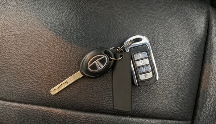 2020 Tata ALTROZ XE PETROL, Petrol, Manual, 68,426 km, Key Close Up