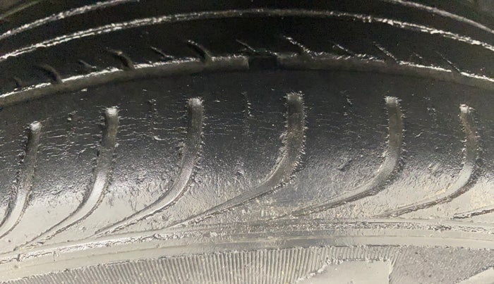 2013 Hyundai i20 MAGNA 1.2, Petrol, Manual, 38,799 km, Right Front Tyre Tread