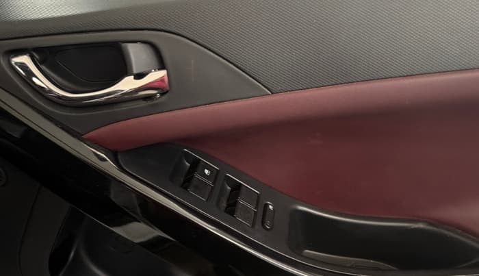 2025 Tata Curvv Accomplished S 1.2 Petrol 7DCA, Petrol, Automatic, 4,393 km, Driver Side Door Panels Control